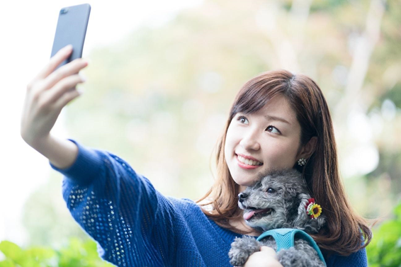 セルフィーを撮る女性