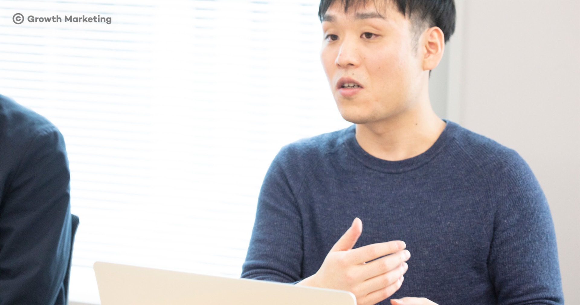 インタビュー取材中のグロービス功刀様