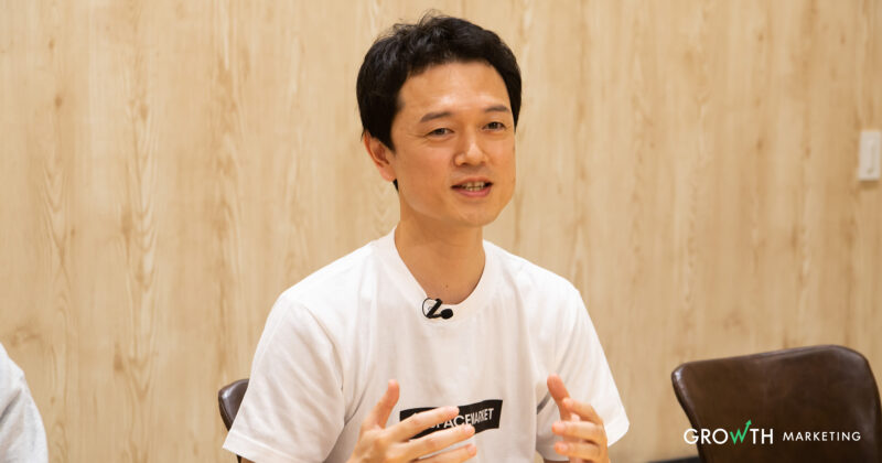 インタビュー取材中のスペースマーケット　三重野様