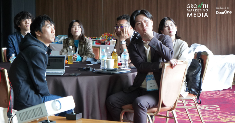 真剣にサイドモニターを見つめる参加者